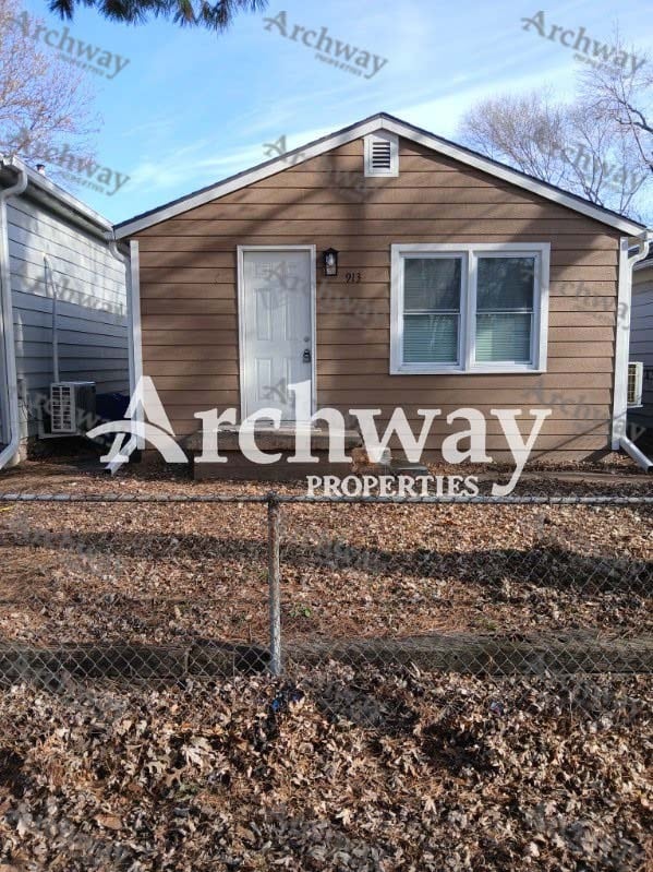 Building Photo - 913 S 11th St