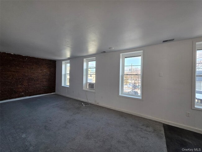 Building Photo - 8 Main St