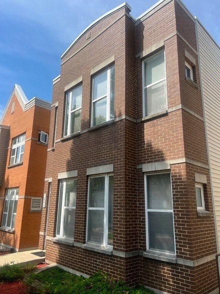 Building Photo - 1844 N Lockwood Ave Unit B