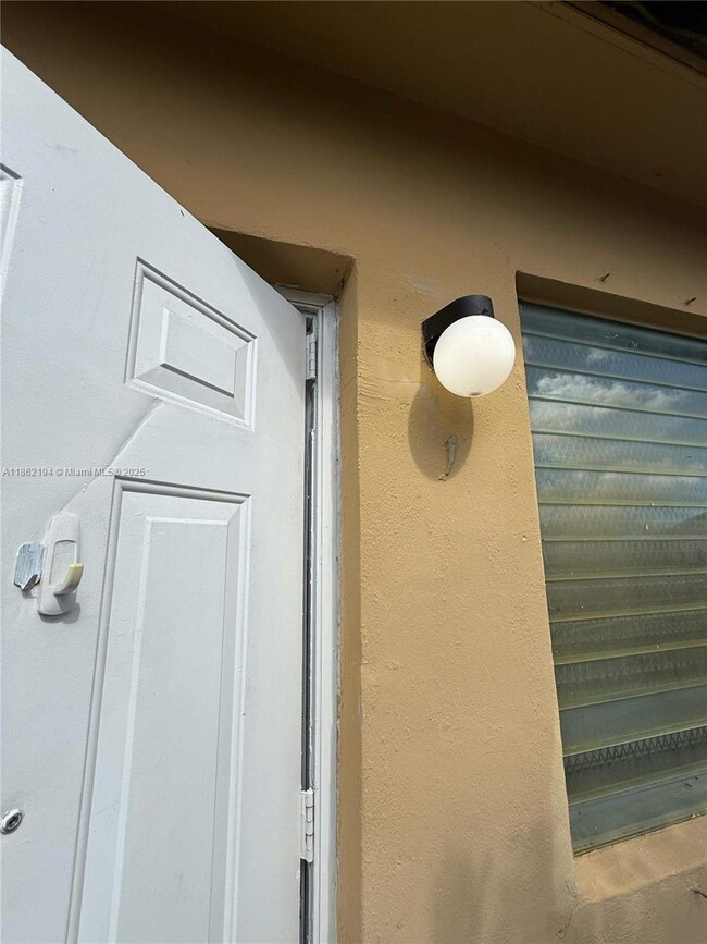 Building Photo - 361 Sharar Ave Unit 1