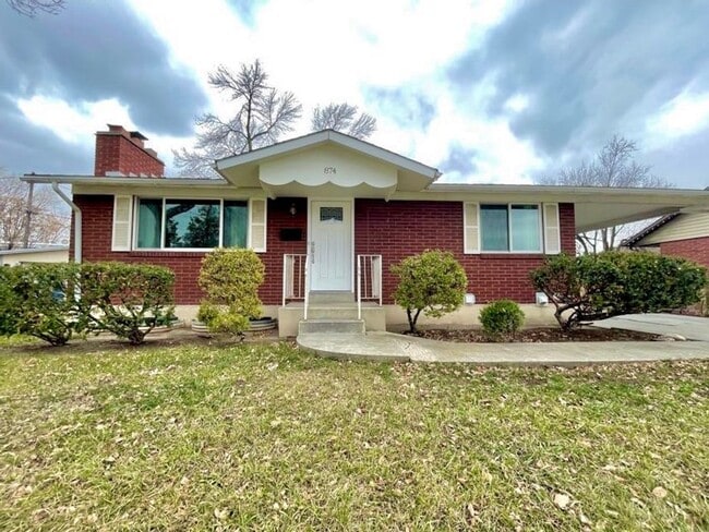 Building Photo - Spacious Home In Millcreek available now!