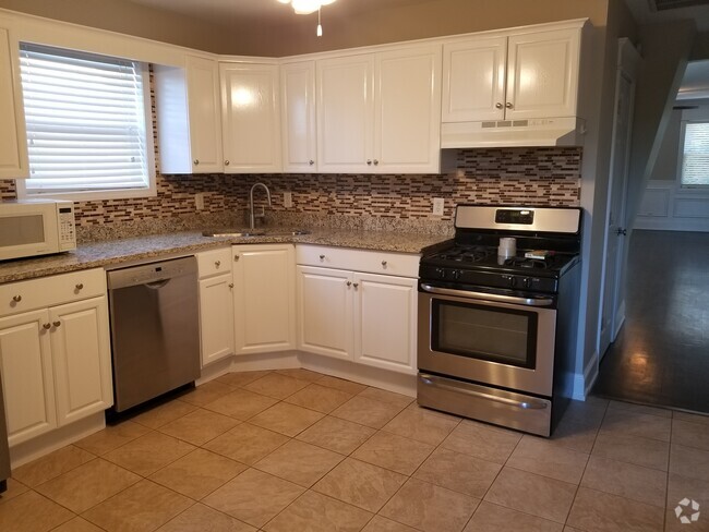 Building Photo - 2858 W Henderson St Rental