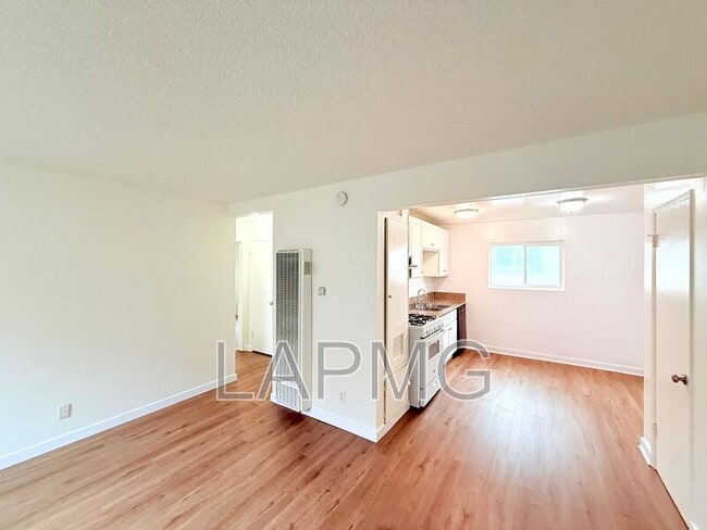 Photo - 169 W 42nd St