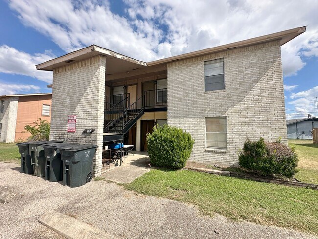 Building Photo - 1304 Quail Cir Unit B
