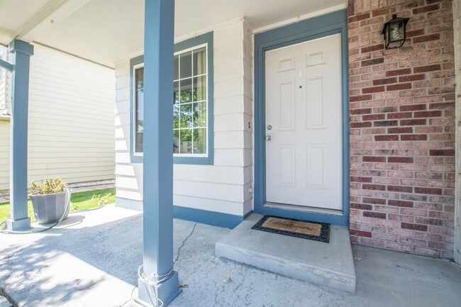 Photo - Immaculate 4B/3B in Superior - Available July 5th