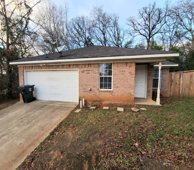 Building Photo - 2728 McDonald Rd