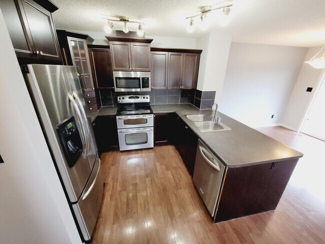 Photo - 3209 Whitelaw Dr NW