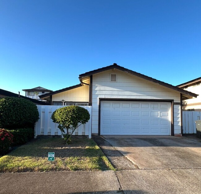 Building Photo - Single Level 3 bedroom / 2 bath house with a 2 car garage in Waipio **First Showing on Wednesday,...