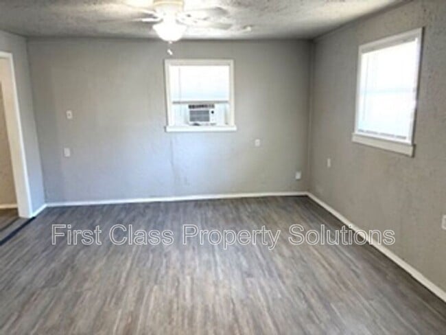 Photo - 404 S Burdick St