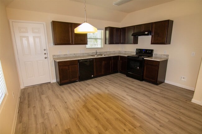 Photo - 301 N Meadows Dr