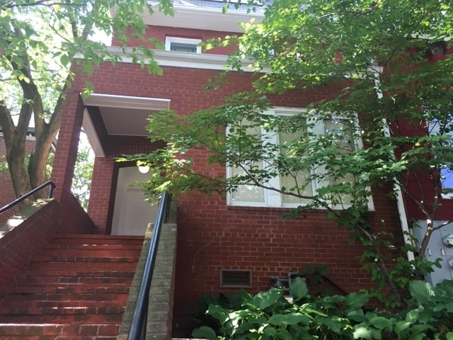 Building Photo - 1808 Newton St NW Unit 3