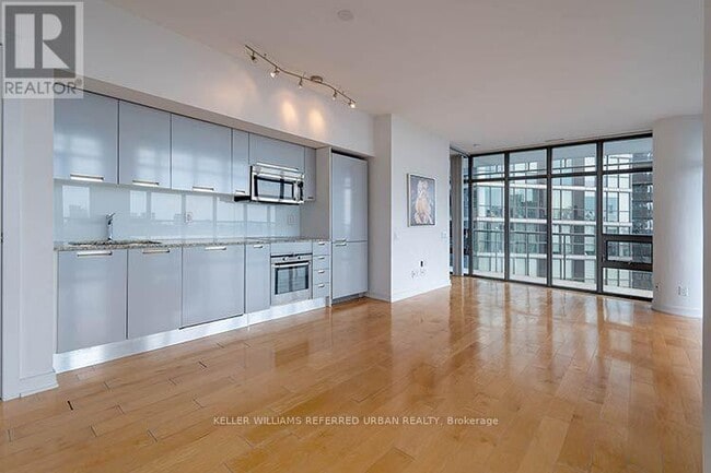 Photo - 33 Charles St E Unit 3902