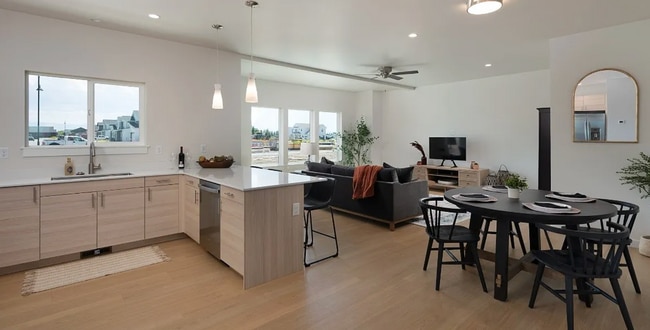 Building Photo - 3 bed/2.5 bathroom Townhouse Unit B