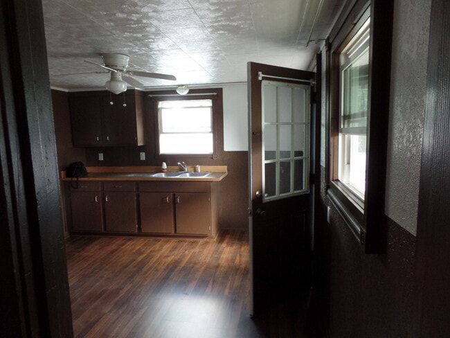 Building Photo - 9687 Main St Unit Apartment #4