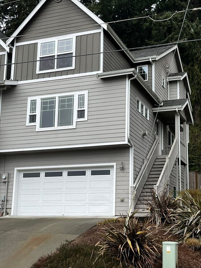 3 Story, Large Home, Next to a Park with V... - 3 Story, Large Home, Next to a Park with V...