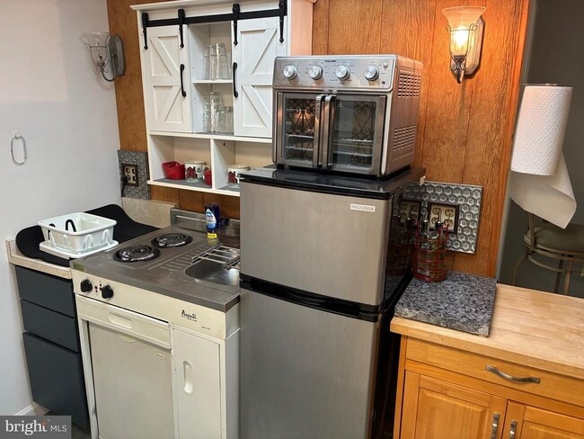 Photo - 150 N Hayfield Rd