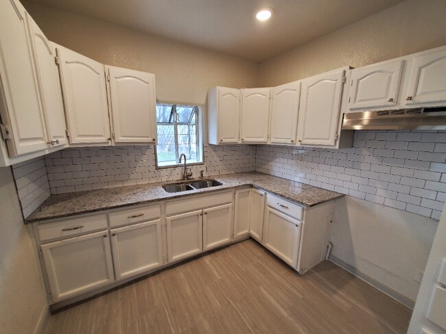 Photo - 1923 W Poplar St