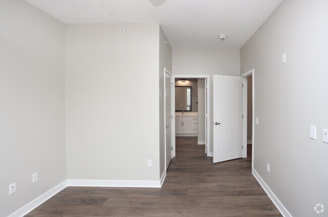 2BR, 2BA - 1009 SF