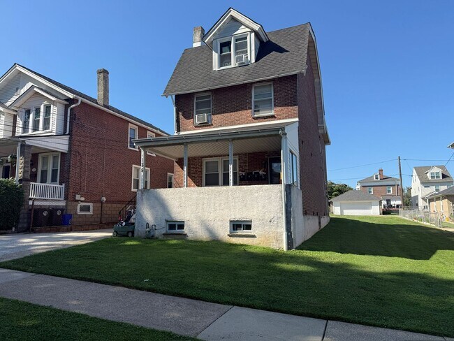Building Photo - 135 W 10th Ave Unit Apt #1