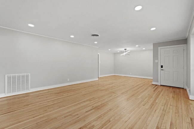 Photo - 5451 Redstart St