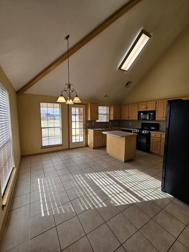 Photo - (4)Bed/(3)Bath in Moore w/ Shelter! Available NOW! Over 1700sqft!