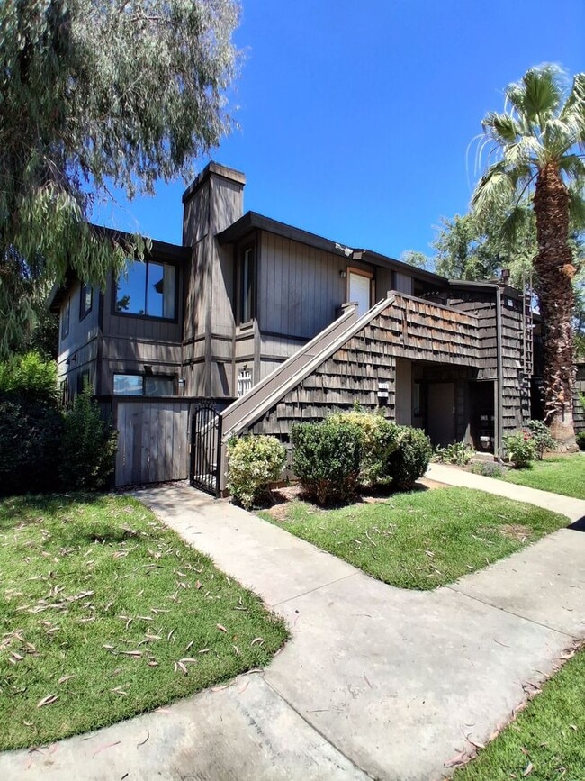 Building Photo - Beautifully Updated 2 Bedroom, 1 Bathroom Condo! Unit 222