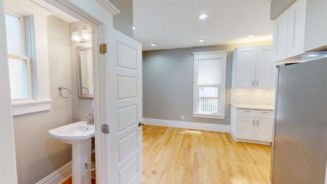 Photo - 5 BEDROOMS + 2.5 BATHROOMS + 3 FREE OFF-ST...