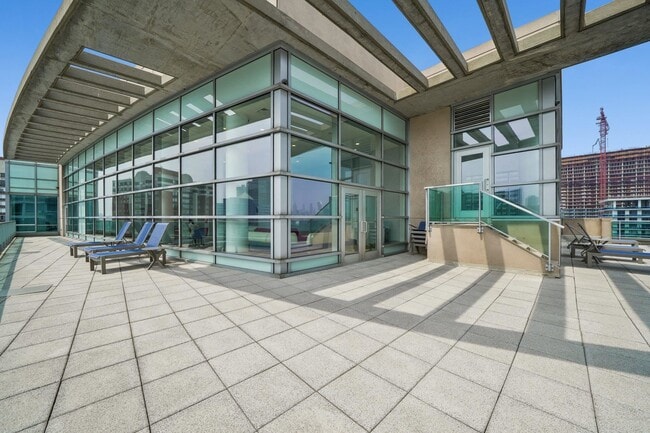 Building Photo - 1 Shore Ln Unit 901