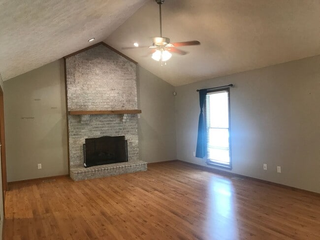 Photo - Stunning 3 Bedroom Home with Bonus Room