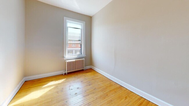 Photo - 260-1/2 Dalhousie Avenue