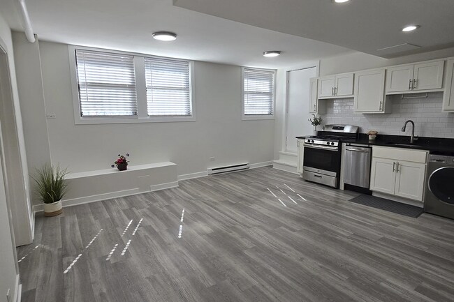 Building Photo - 730 W Roscoe St Unit 2W