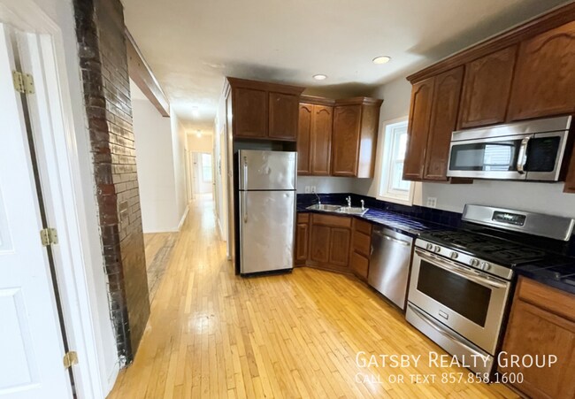 Building Photo - 5 Iroquois St Unit 2R