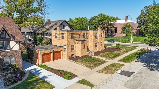 Photo - 2 Bedroom Duplex Residence near UNMC & Blackstone Unidad 300 S. 49th Street
