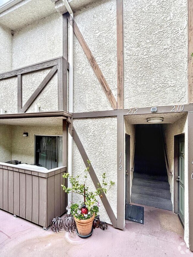 Building Photo - Lovely 2-Bed, 2-Bath Condo with Great Loca... Unit 212