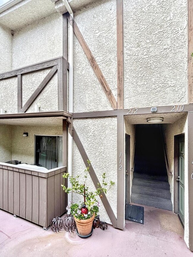 Lovely 2-Bed, 2-Bath Condo with Great Loca... - Lovely 2-Bed, 2-Bath Condo with Great Loca... Unit 212