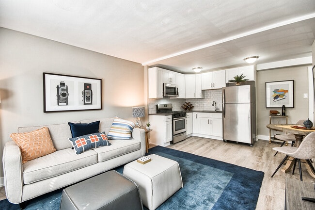 2545 W Fitch