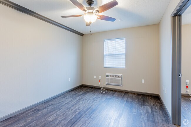 1BR, 1BA - 463 SF