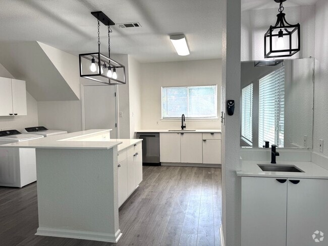 Building Photo - Remodeled 6 Bedroom in North Campus off Sp... Unit #B Rental