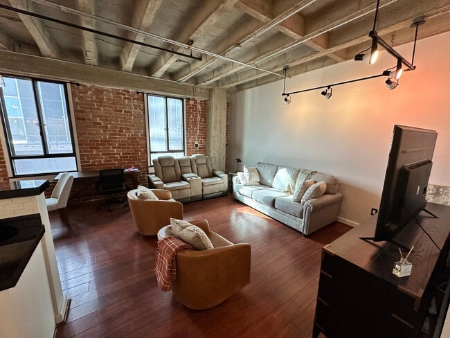 Building Photo - 114 W Adams St Unit 402