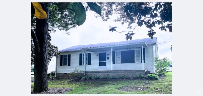 Building Photo - ADORABLE HOME IN THE COUNTRY