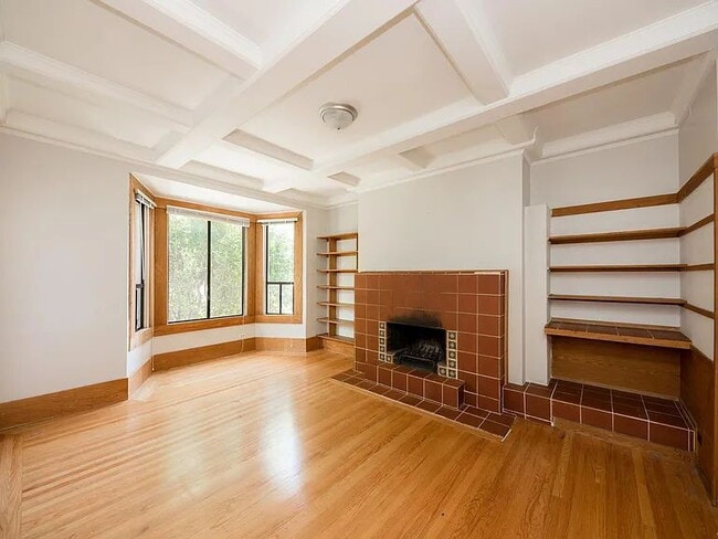 Building Photo - "Experience Vibrant San Francisco Living in This Spacious 4-Bedroom, 2-Bath Gem on Jones Street!"