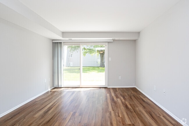 2 BR, 1.5 BA Townhome - 912 SF
