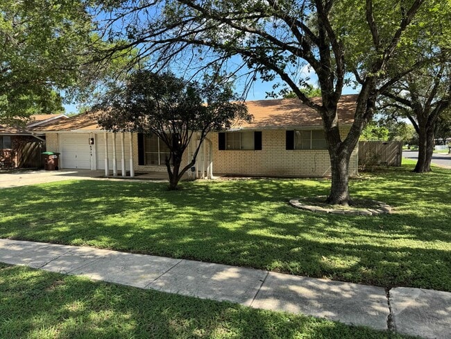 Building Photo - 6919 Moon Lake Dr