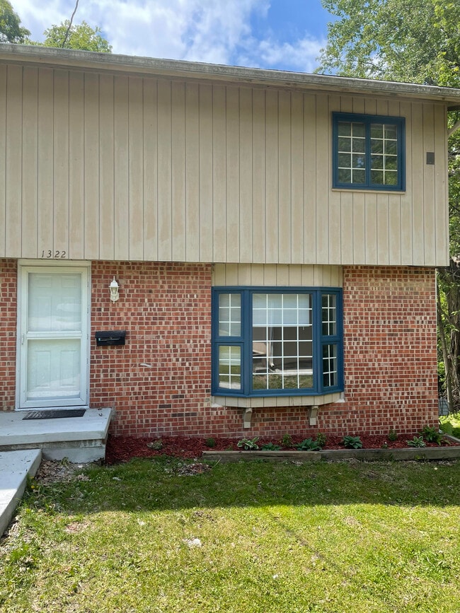 Front - 1322 Randall Pl