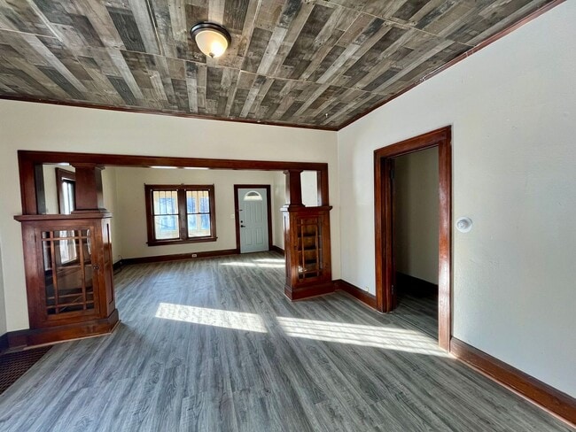 Building Photo - 619 Werle Ave Unit Lower