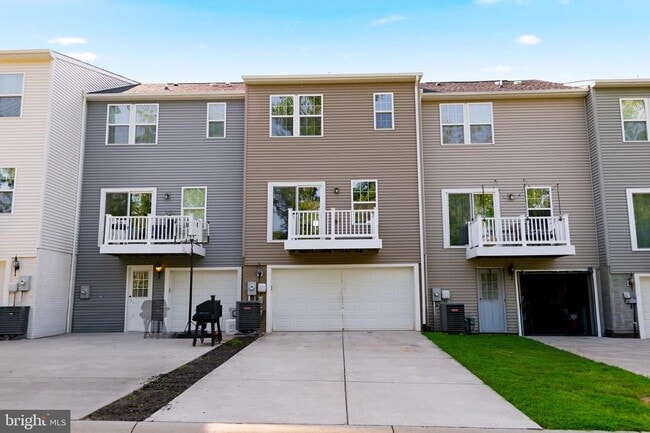 Building Photo - 8647 Rosecrans Ln