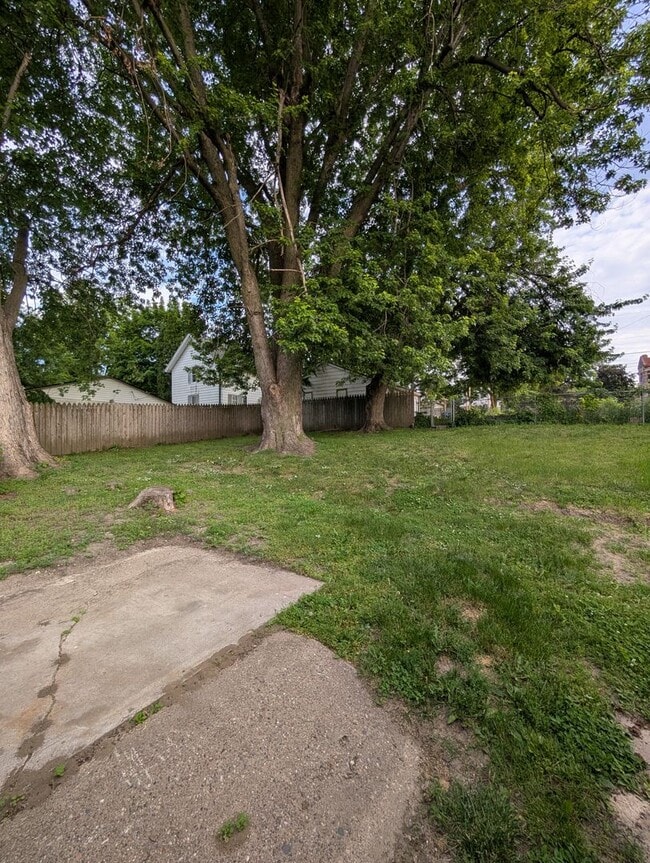 Photo - 2 Bedroom Home With Fenced Yard in Davenport!