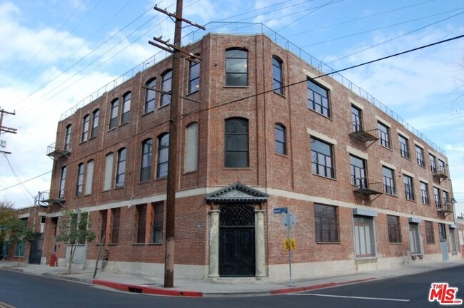 Building Photo - 652 Mateo St Rental