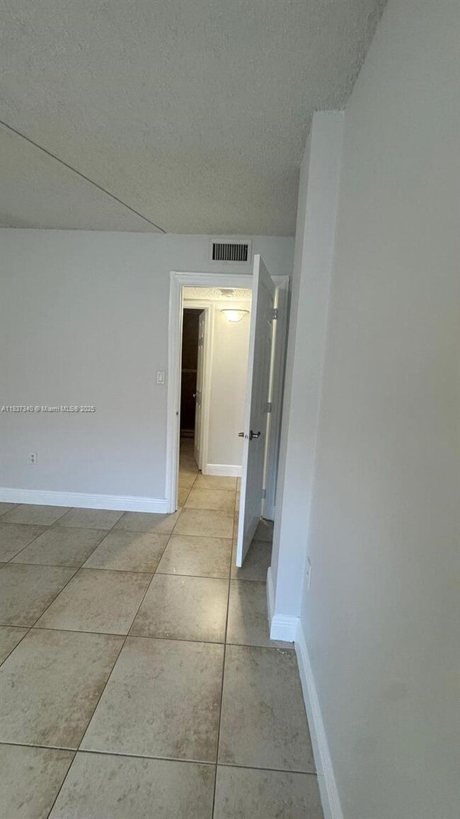 Building Photo - 6960 Miami Gardens Dr Unit 2-128 Rental