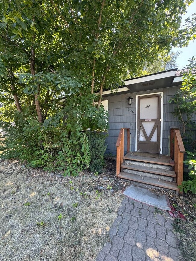 Building Photo - 2-Bedroom Duplex for Rent Near Downtown Rental